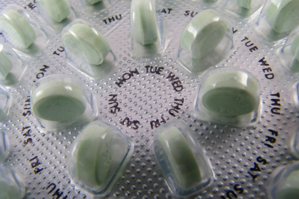 Píldoras anticonceptivas en envase interior transparente con los días impresos.