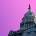 Edificio del capitolio de los Estados Unidos con un cielo rosa-púrpura.